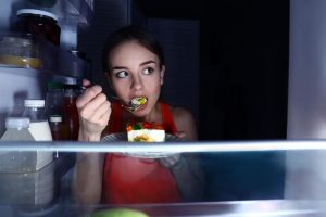 Eating snacks late at night increases the chance of developing a serious disease by 20% to 30%.