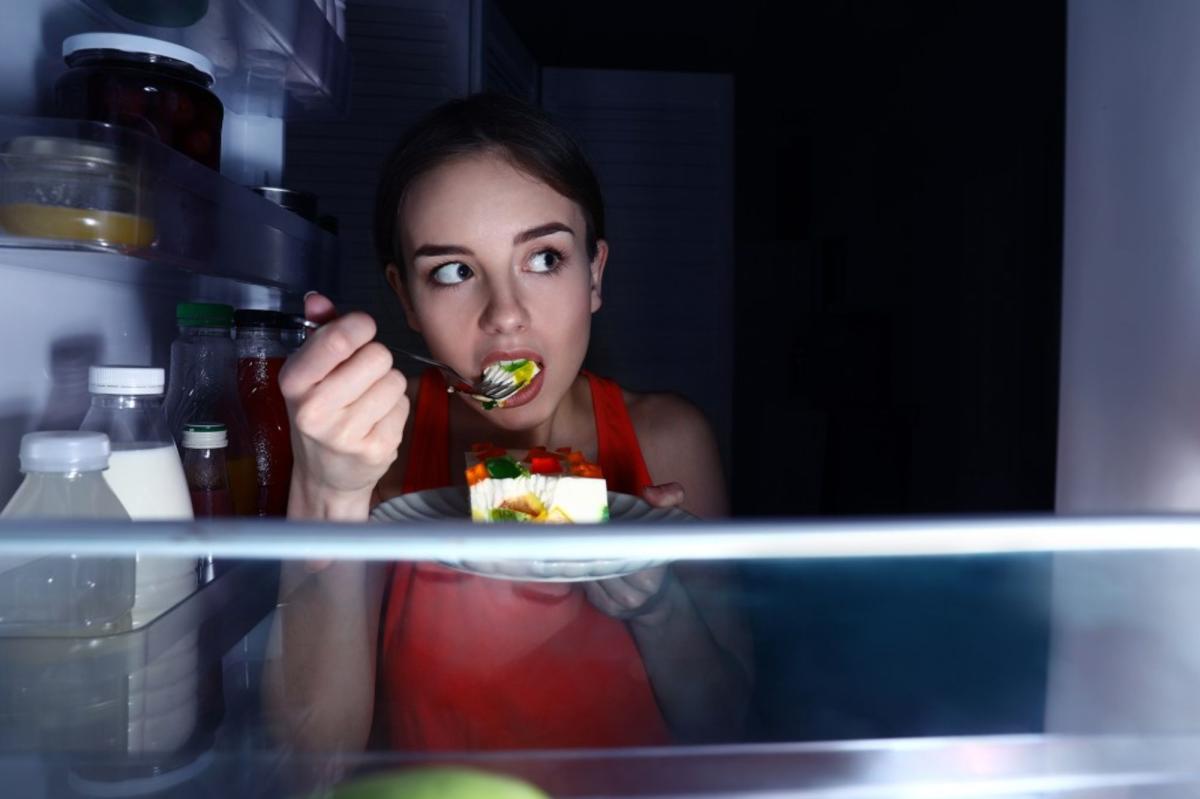 Eating snacks late at night increases the chance of developing a serious disease by 20% to 30%.
