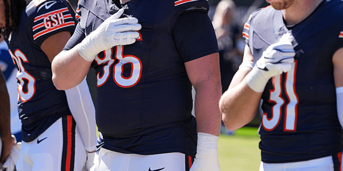 Fans claim Chicago Bears player performed Muslim prayer during national anthem: 'Is this respectful?'