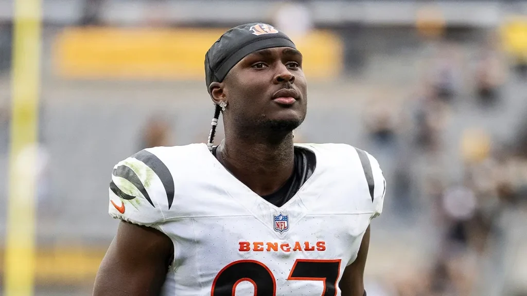 Fans criticize Bengals' Jordan Battle for sharing scouting insights on Malik Willis ahead of Dolphins game