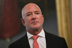 Jeff Bezos shares his AI vision that may change the American workweek.