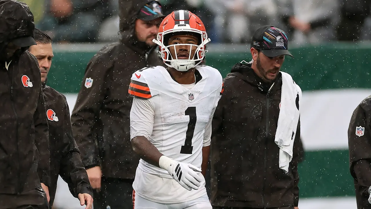 Jets player makes hard tackle on Browns rookie receiver, forcing him to leave the game.