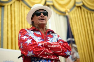 Kid Rock shares what he told French President Macron after Trump unexpectedly passed him the phone on the golf course