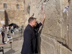 Kim Lifschitz alleged to have ridiculed Jewish trustee's visit to the Western Wall