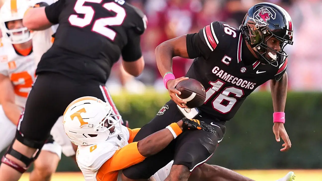 LaNorris Sellers' impressive plays and a crucial late fumble recovery lead South Carolina to a last-minute victory against Tennessee.