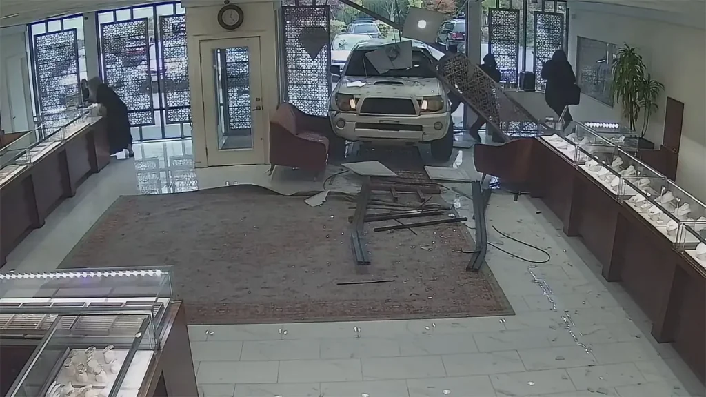 Lynnwood jewelry store robbery attempt interrupted when owner shoots back