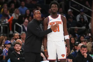 Mike Brown maintaining a simple offense for the Knicks to evaluate players in preseason