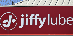 Mother reportedly leaves her baby girl at Jiffy Lube — then the situation turns perilous