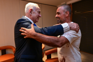 Netanyahu speaks with passenger who played a key role in preventing a hijacking of a flydubai flight, protecting 174 lives.