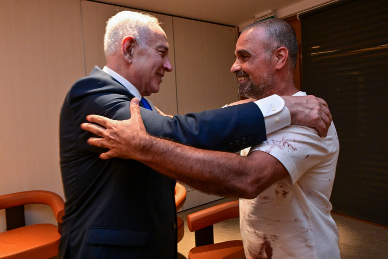Netanyahu speaks with passenger who played a key role in preventing a hijacking of a flydubai flight, protecting 174 lives.