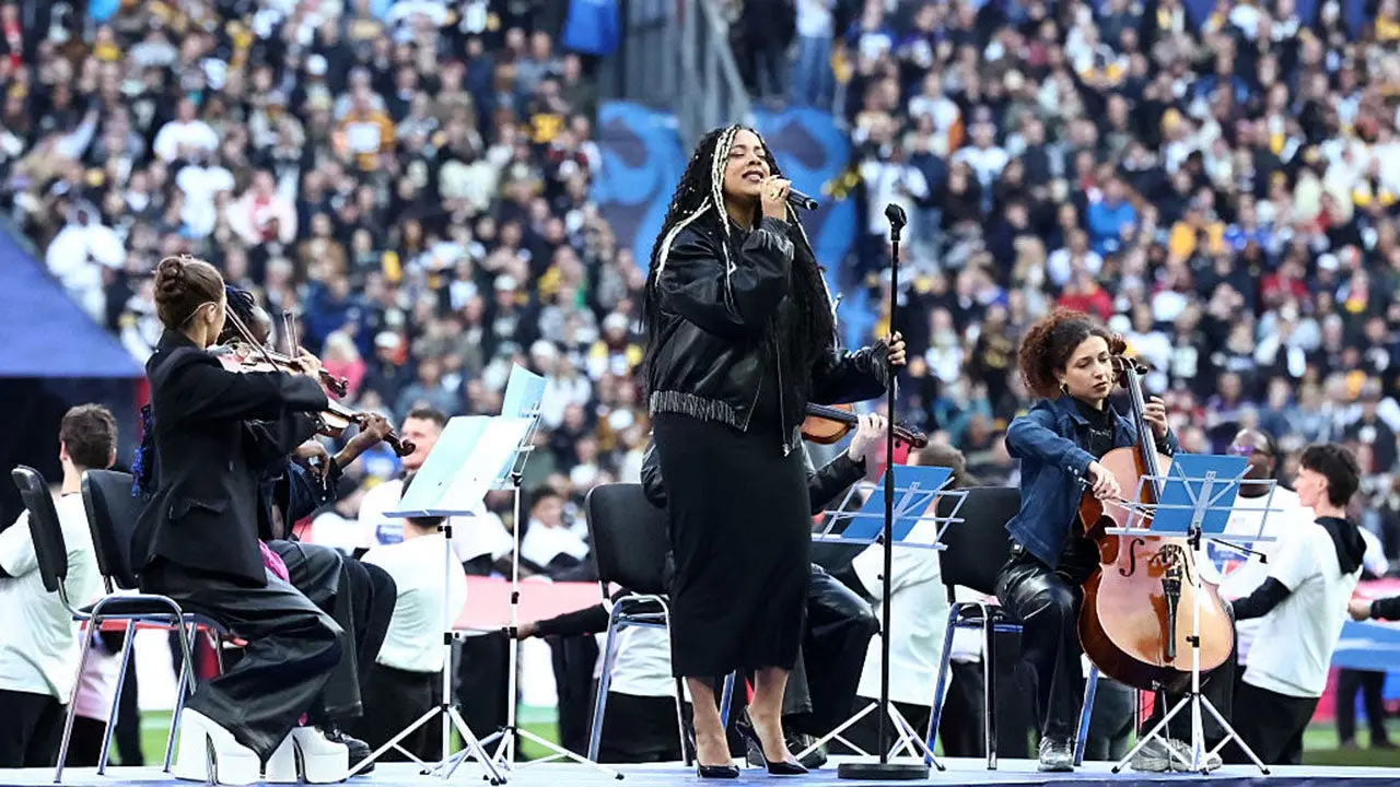 Nina Tonji, who sang the French national anthem at an NFL event, changes the lyrics of La Marseillaise, causing anger in France.
