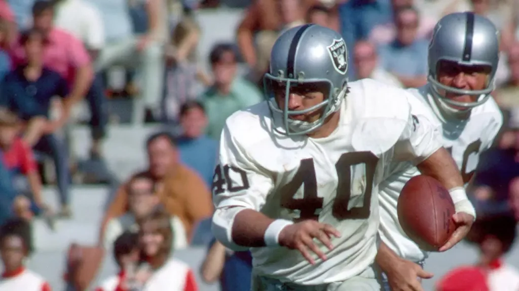 Raiders remember Super Bowl winner Pete Banaszak, an important part of the famous 'Holy Roller' play