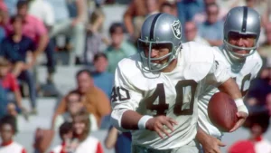 Raiders remember Super Bowl winner Pete Banaszak, an important part of the famous 'Holy Roller' play
