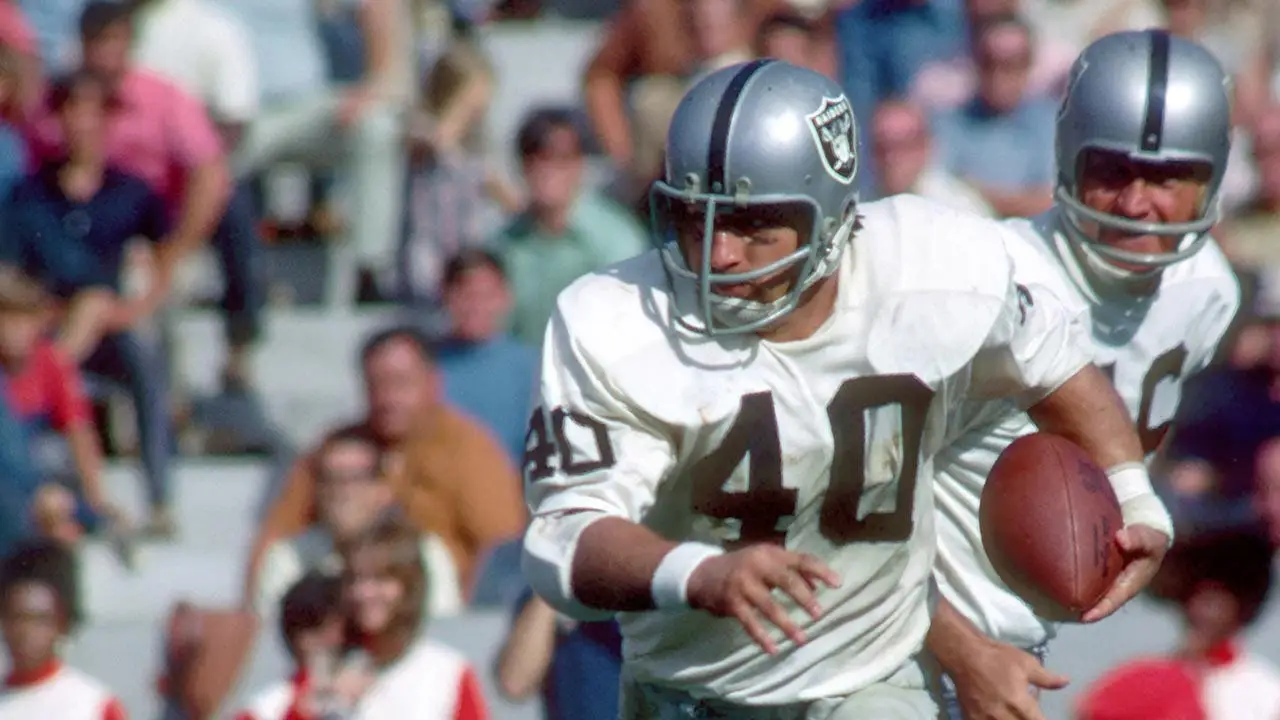 Raiders remember Super Bowl winner Pete Banaszak, an important part of the famous 'Holy Roller' play