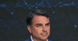 Reports Suggest Flávio Bolsonaro Did Not Surrender Passports and Left Brazil