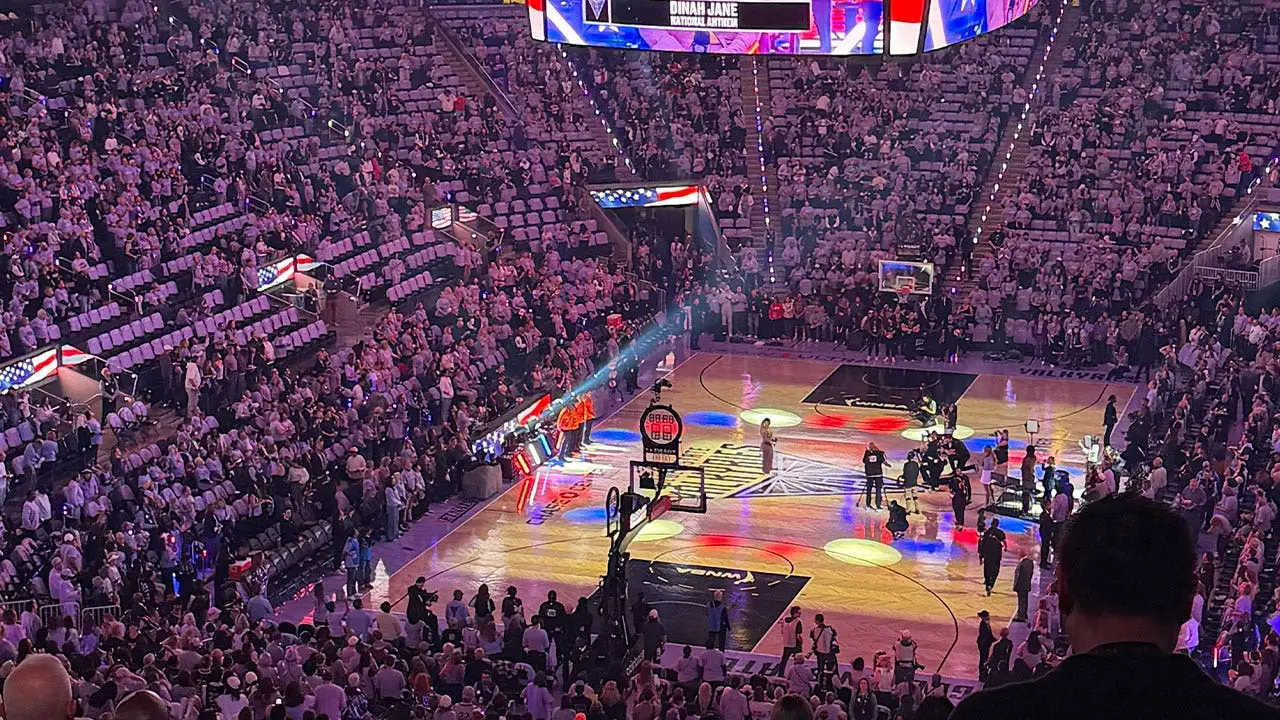 "Stay or seek shelter in the tunnel" for the anthem, Valkyries WNBA fans demonstrate their loyalty; prepared for early Finals Game 6