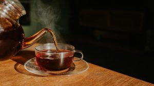 The amount of tea to consume for a healthy heart and the ideal temperature.