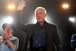 Tom Jones contracts the flu and cancels his concert in Los Angeles at The Greek Theatre.