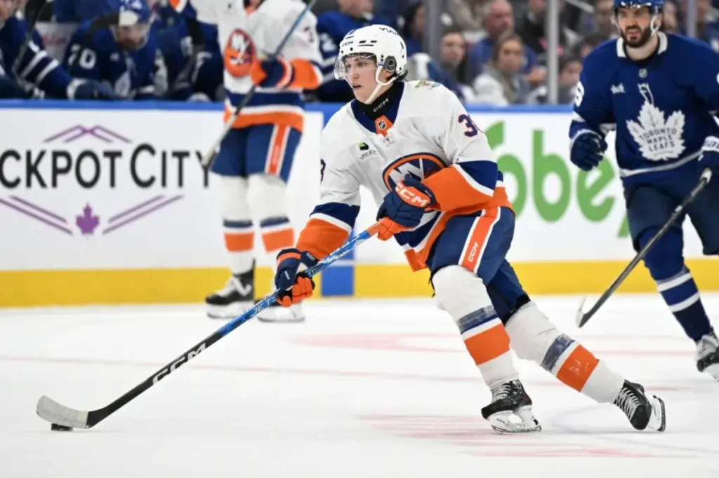 Victor Eklund encounters Auston Matthews' line in his first game with the Islanders