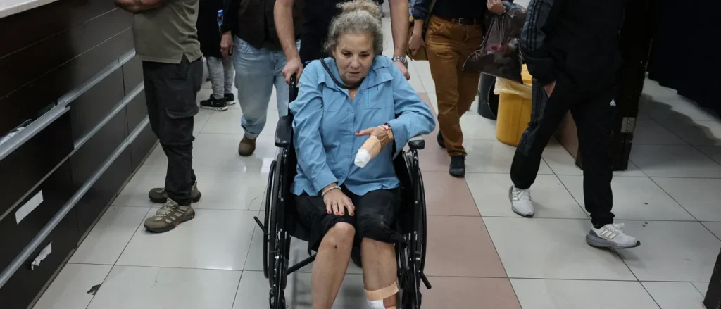 Video Shows Israeli Settlers Viciously Assaulting Journalist, Hitting Her with Clubs